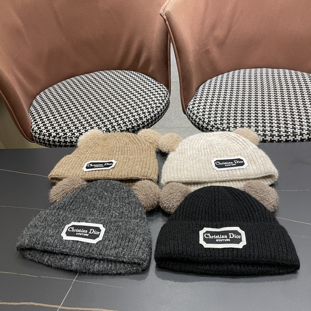  迪奥DlOR帽子女款秋冬可爱角毛绒季加厚保暖护耳
毛线帽日系显脸小针织帽