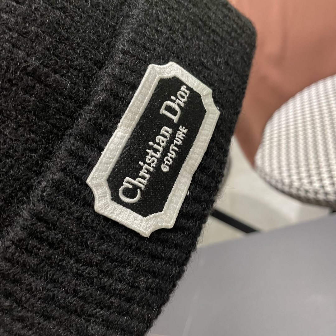  迪奥DlOR帽子女款秋冬可爱角毛绒季加厚保暖护耳
毛线帽日系显脸小针织帽