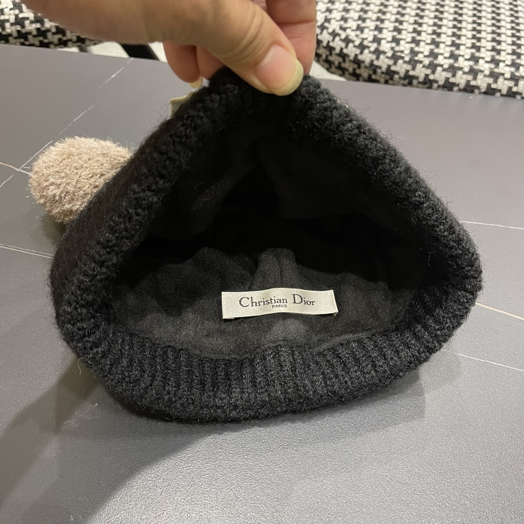  迪奥DlOR帽子女款秋冬可爱角毛绒季加厚保暖护耳
毛线帽日系显脸小针织帽