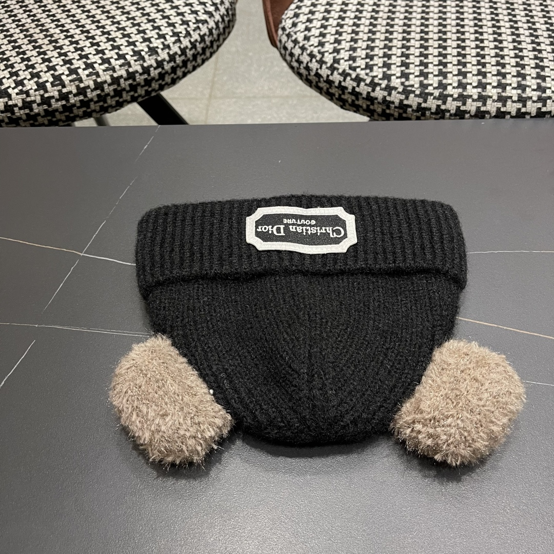  迪奥DlOR帽子女款秋冬可爱角毛绒季加厚保暖护耳
毛线帽日系显脸小针织帽