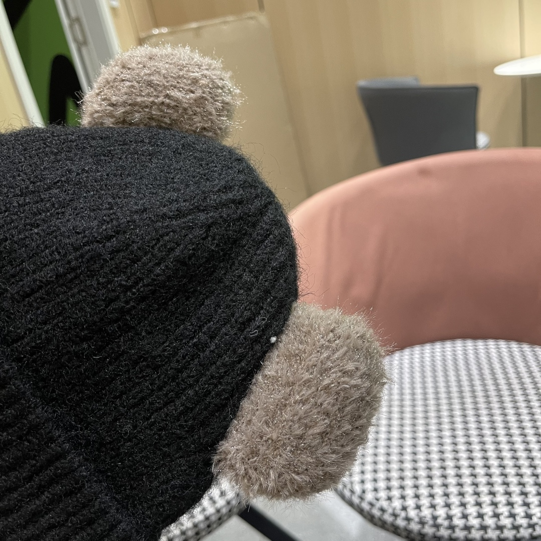  迪奥DlOR帽子女款秋冬可爱角毛绒季加厚保暖护耳
毛线帽日系显脸小针织帽