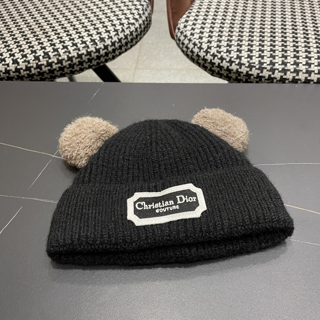  迪奥DlOR帽子女款秋冬可爱角毛绒季加厚保暖护耳
毛线帽日系显脸小针织帽