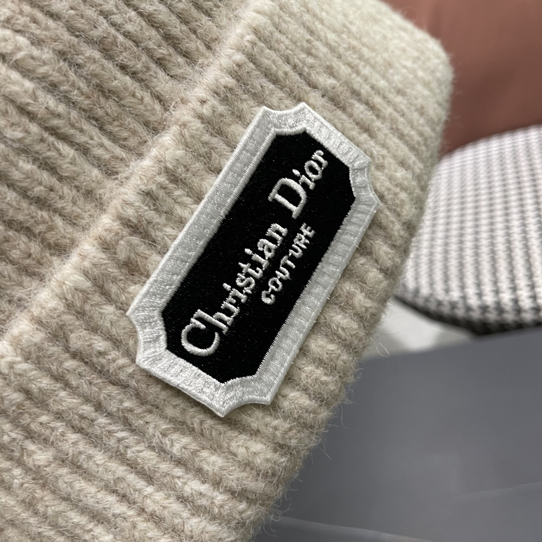  迪奥DlOR帽子女款秋冬可爱角毛绒季加厚保暖护耳
毛线帽日系显脸小针织帽