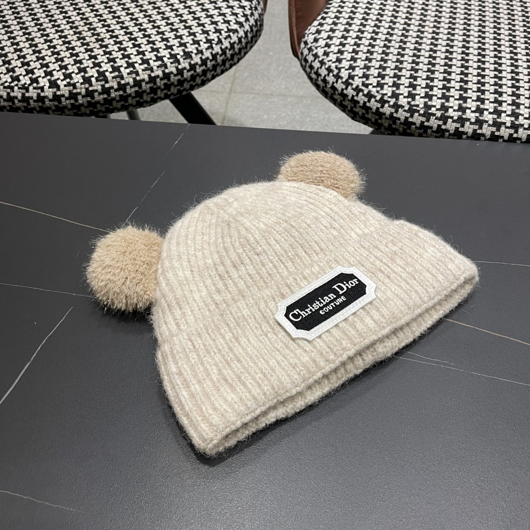  迪奥DlOR帽子女款秋冬可爱角毛绒季加厚保暖护耳
毛线帽日系显脸小针织帽