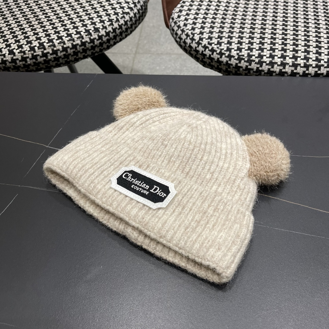  迪奥DlOR帽子女款秋冬可爱角毛绒季加厚保暖护耳
毛线帽日系显脸小针织帽