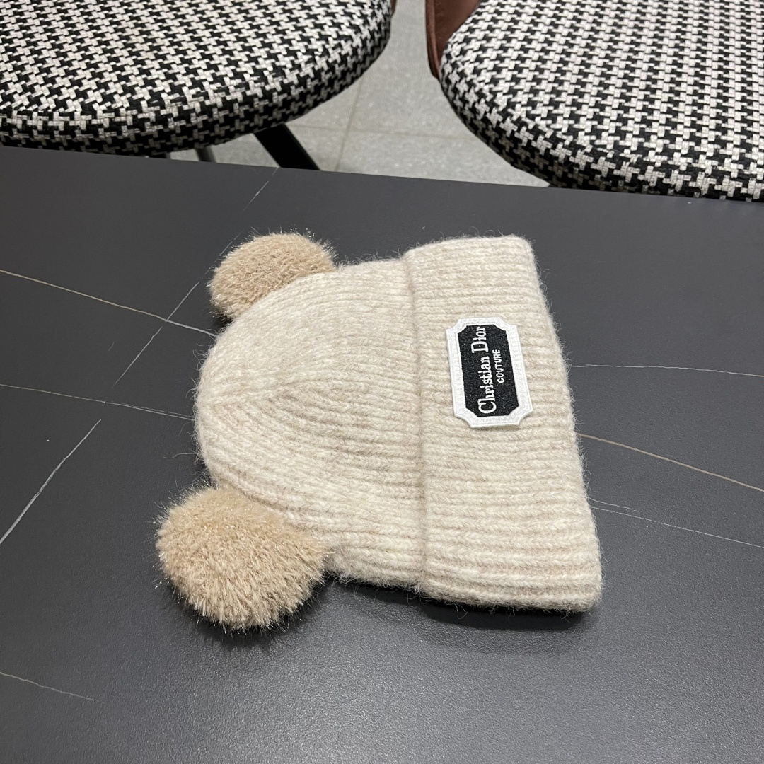  迪奥DlOR帽子女款秋冬可爱角毛绒季加厚保暖护耳
毛线帽日系显脸小针织帽