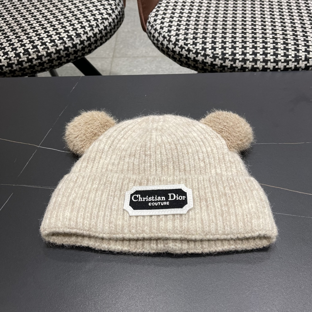 迪奥DlOR帽子女款秋冬可爱角毛绒季加厚保暖护耳
毛线帽日系显脸小针织帽