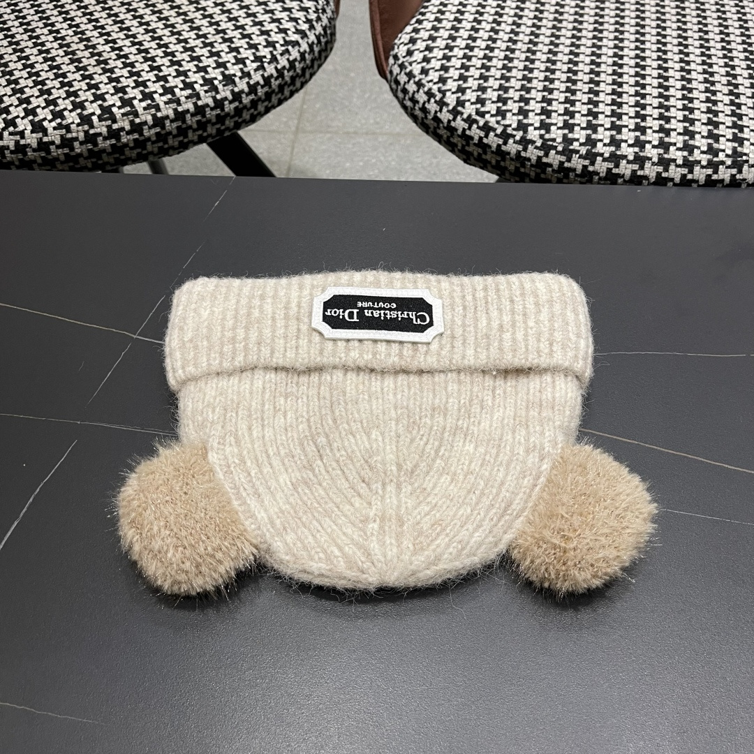  迪奥DlOR帽子女款秋冬可爱角毛绒季加厚保暖护耳
毛线帽日系显脸小针织帽