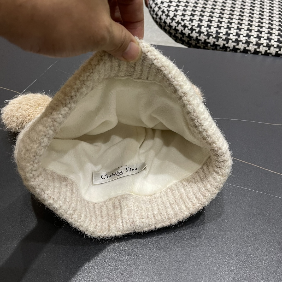  迪奥DlOR帽子女款秋冬可爱角毛绒季加厚保暖护耳
毛线帽日系显脸小针织帽