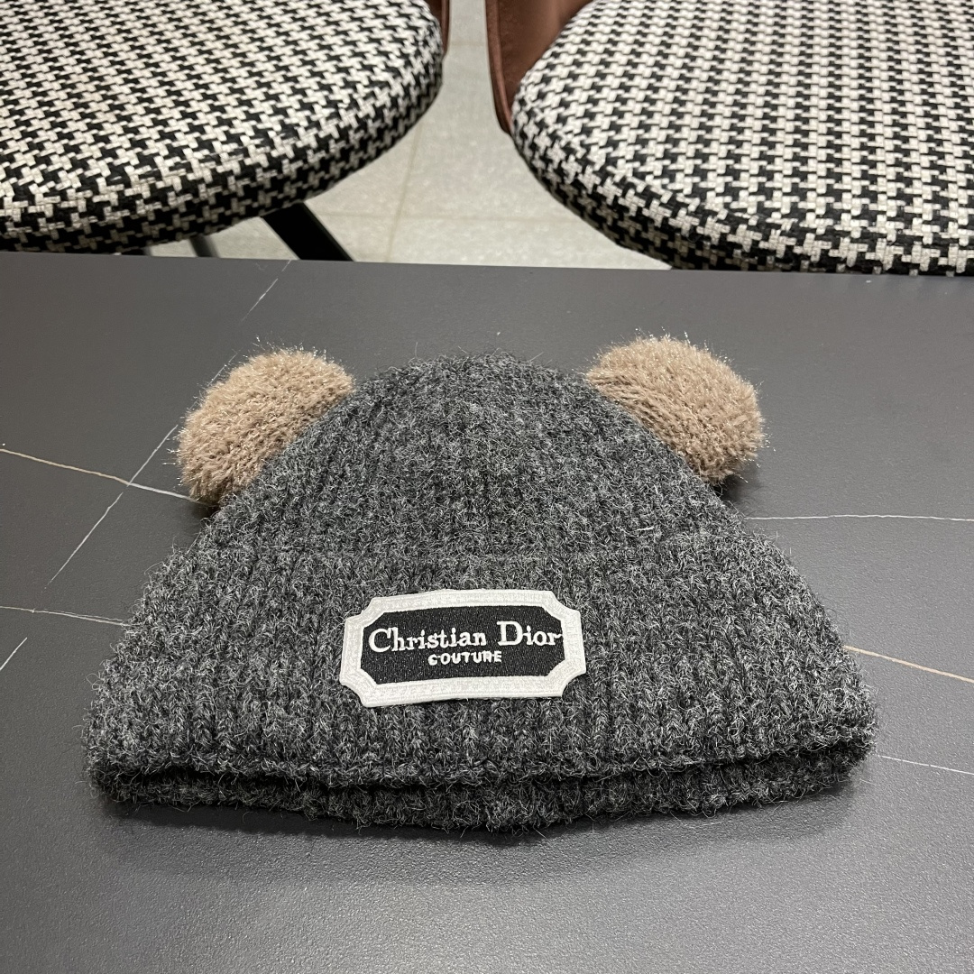  迪奥DlOR帽子女款秋冬可爱角毛绒季加厚保暖护耳
毛线帽日系显脸小针织帽