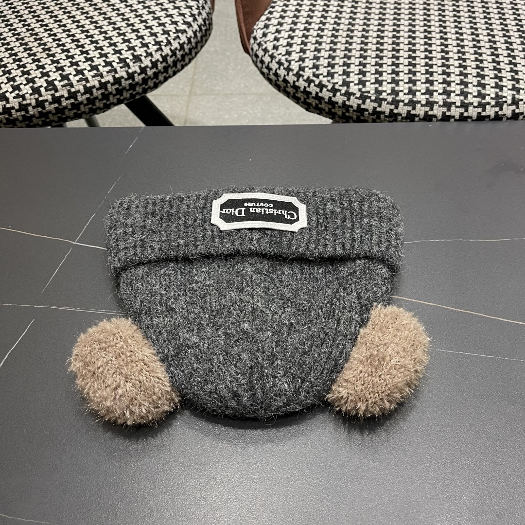  迪奥DlOR帽子女款秋冬可爱角毛绒季加厚保暖护耳
毛线帽日系显脸小针织帽