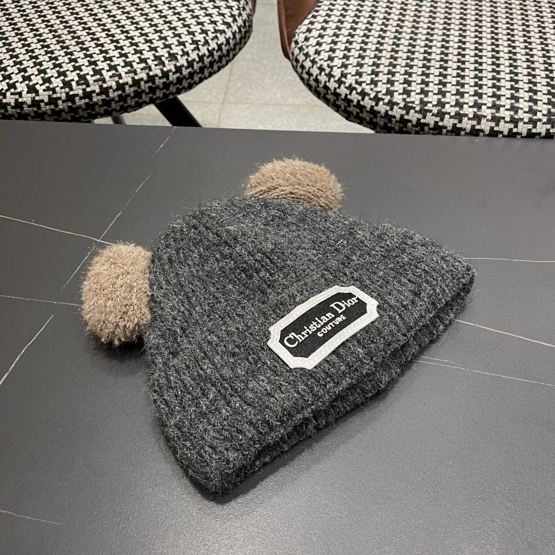  迪奥DlOR帽子女款秋冬可爱角毛绒季加厚保暖护耳
毛线帽日系显脸小针织帽