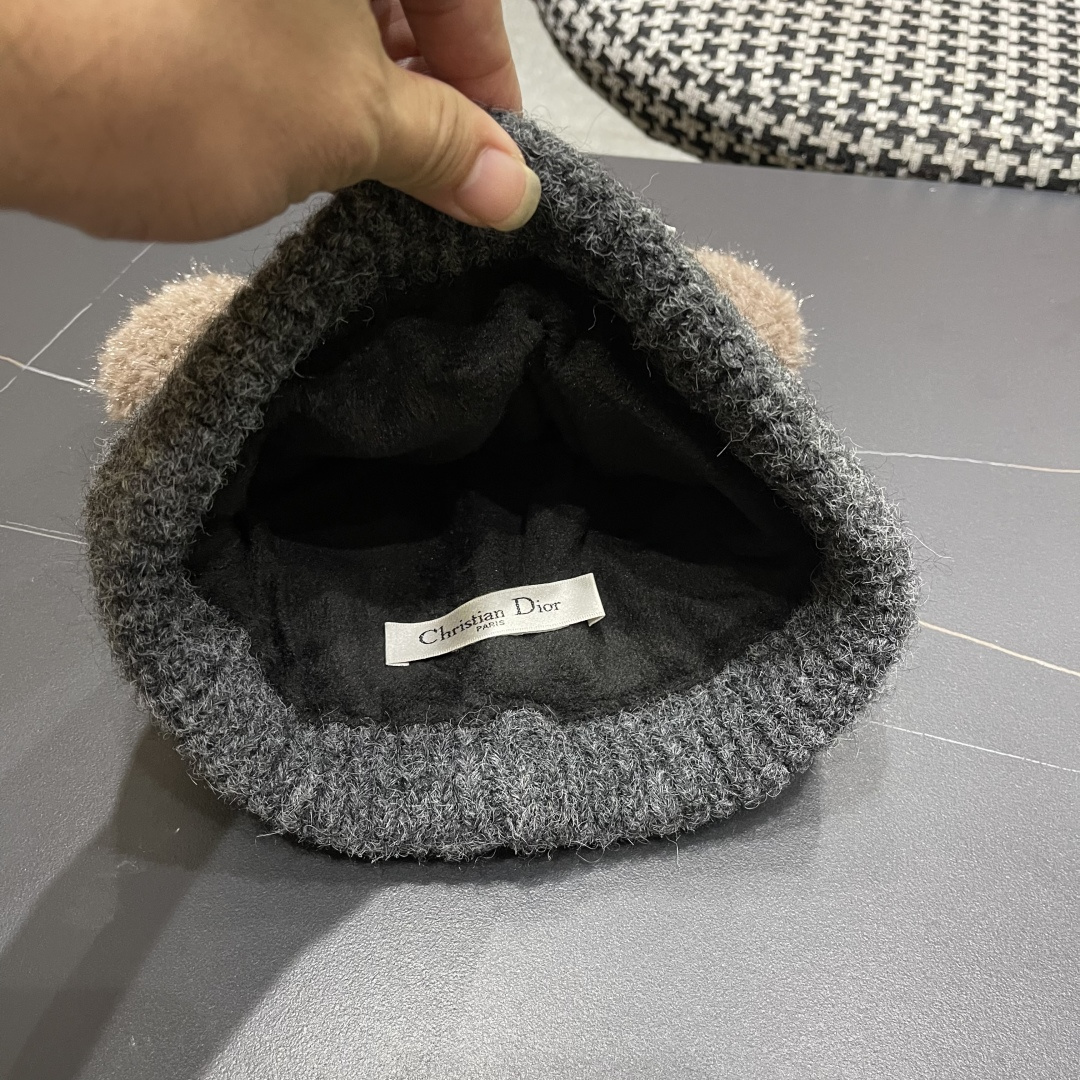  迪奥DlOR帽子女款秋冬可爱角毛绒季加厚保暖护耳
毛线帽日系显脸小针织帽