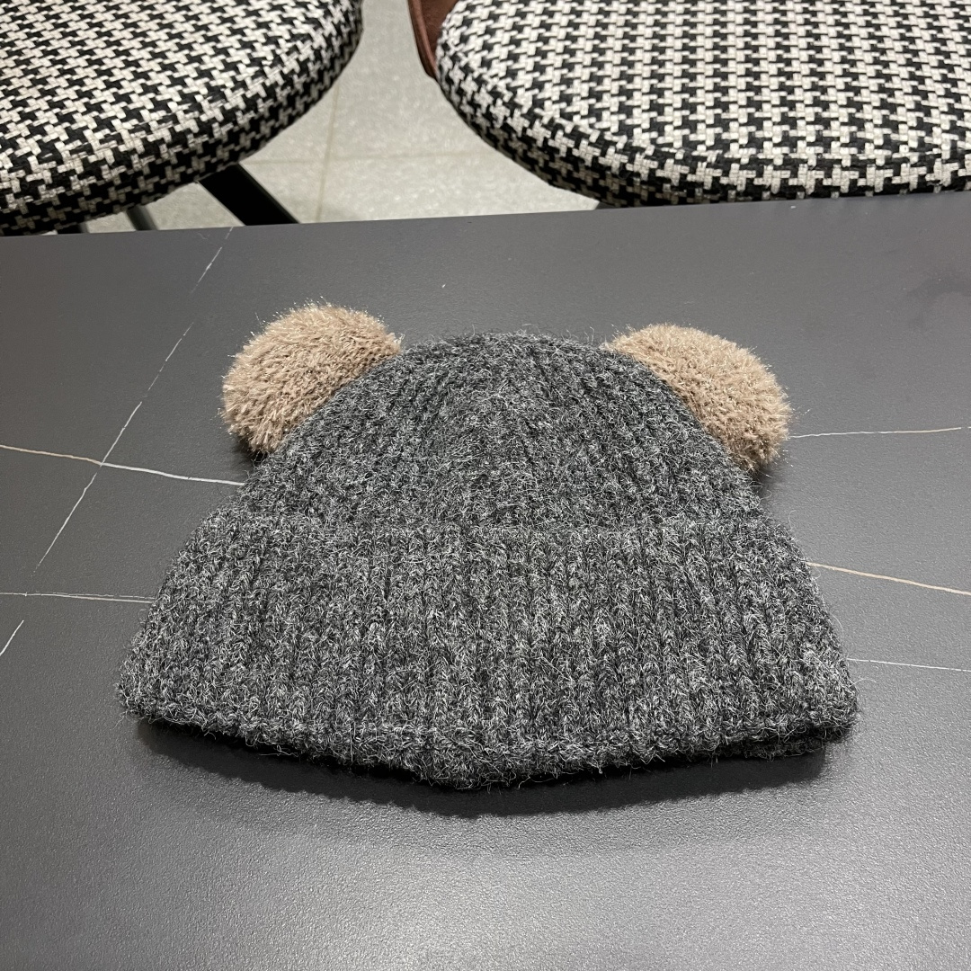  迪奥DlOR帽子女款秋冬可爱角毛绒季加厚保暖护耳
毛线帽日系显脸小针织帽