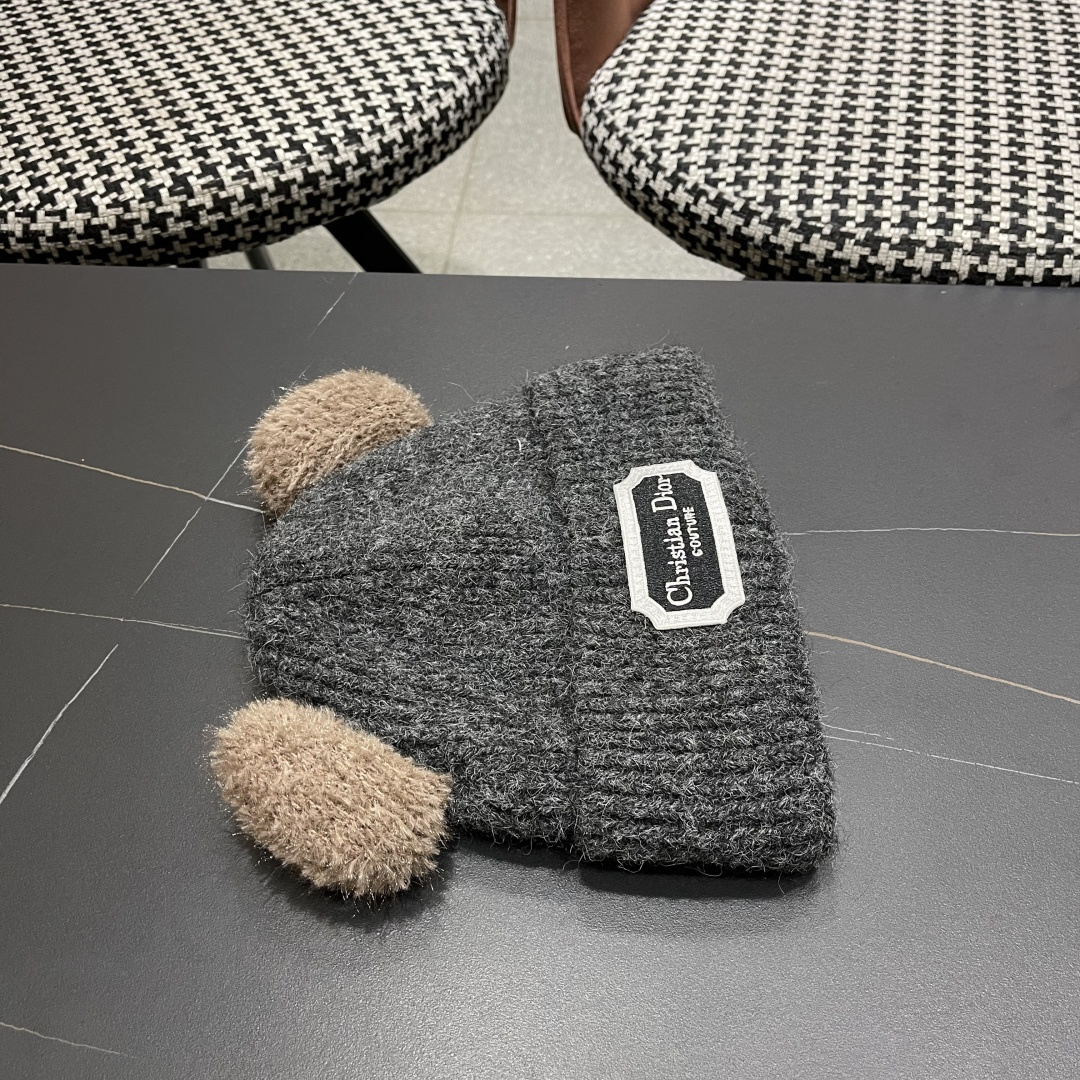  迪奥DlOR帽子女款秋冬可爱角毛绒季加厚保暖护耳
毛线帽日系显脸小针织帽