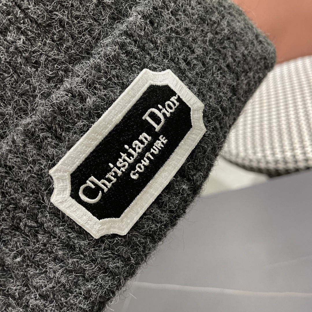  迪奥DlOR帽子女款秋冬可爱角毛绒季加厚保暖护耳
毛线帽日系显脸小针织帽