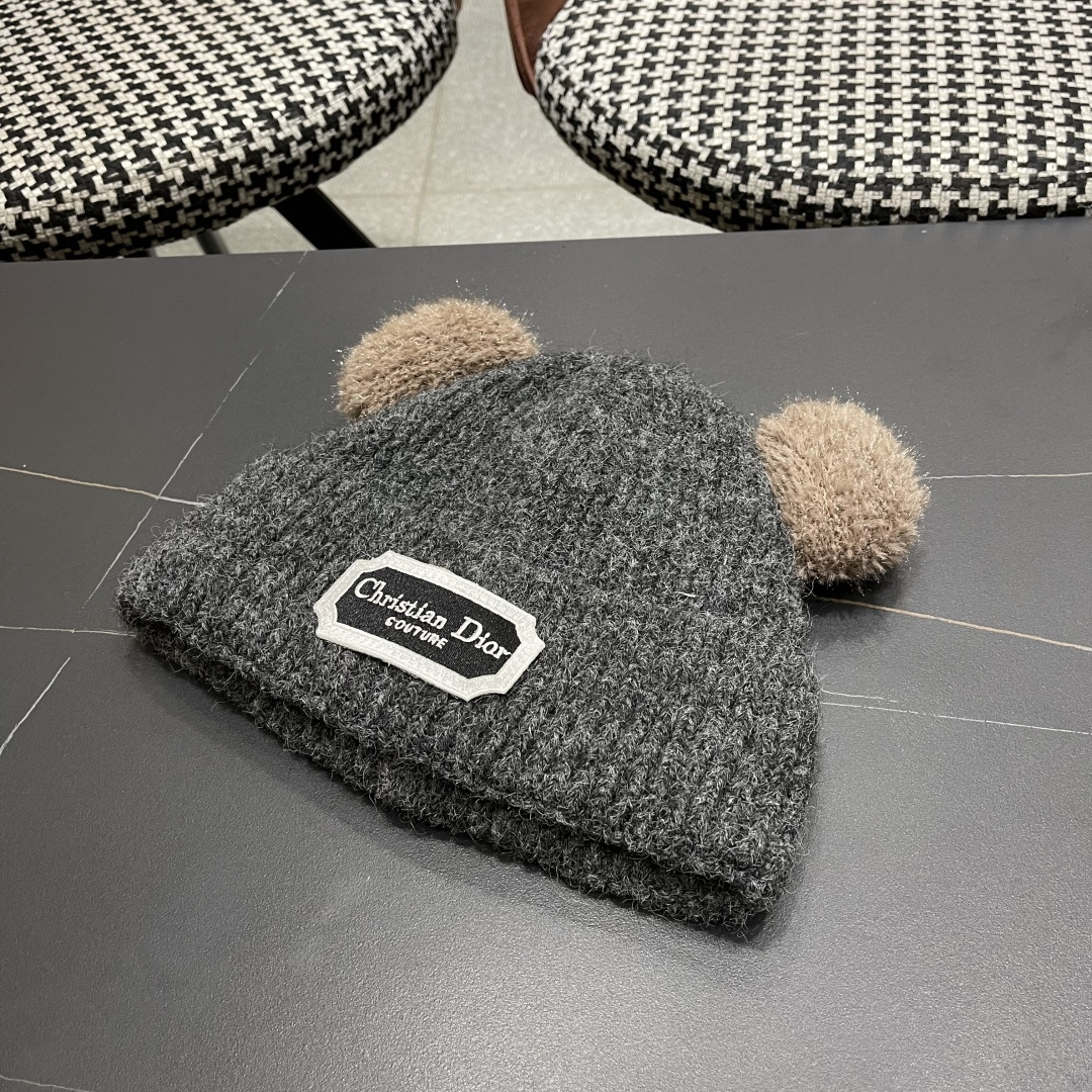  迪奥DlOR帽子女款秋冬可爱角毛绒季加厚保暖护耳
毛线帽日系显脸小针织帽
