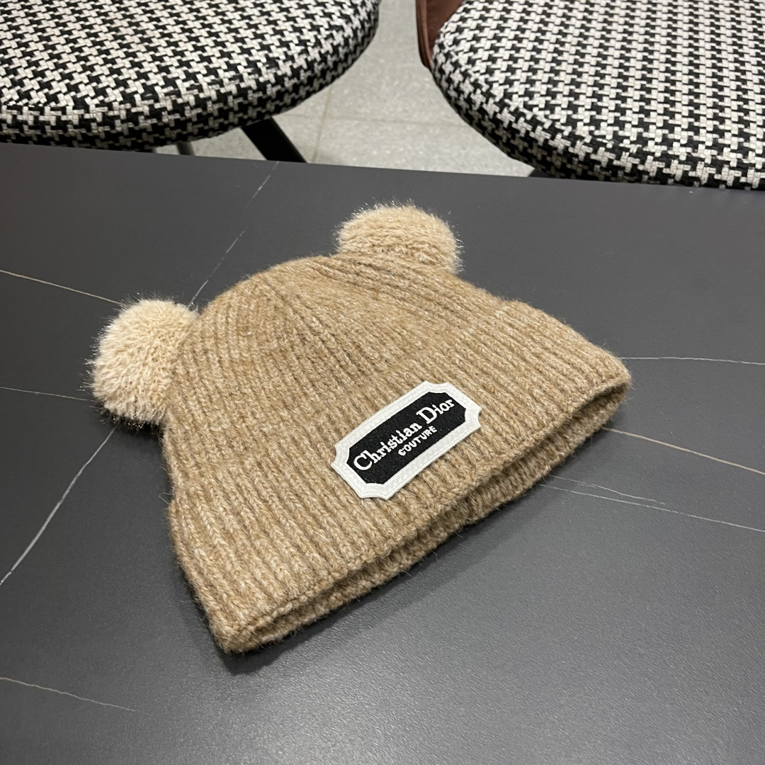  迪奥DlOR帽子女款秋冬可爱角毛绒季加厚保暖护耳
毛线帽日系显脸小针织帽