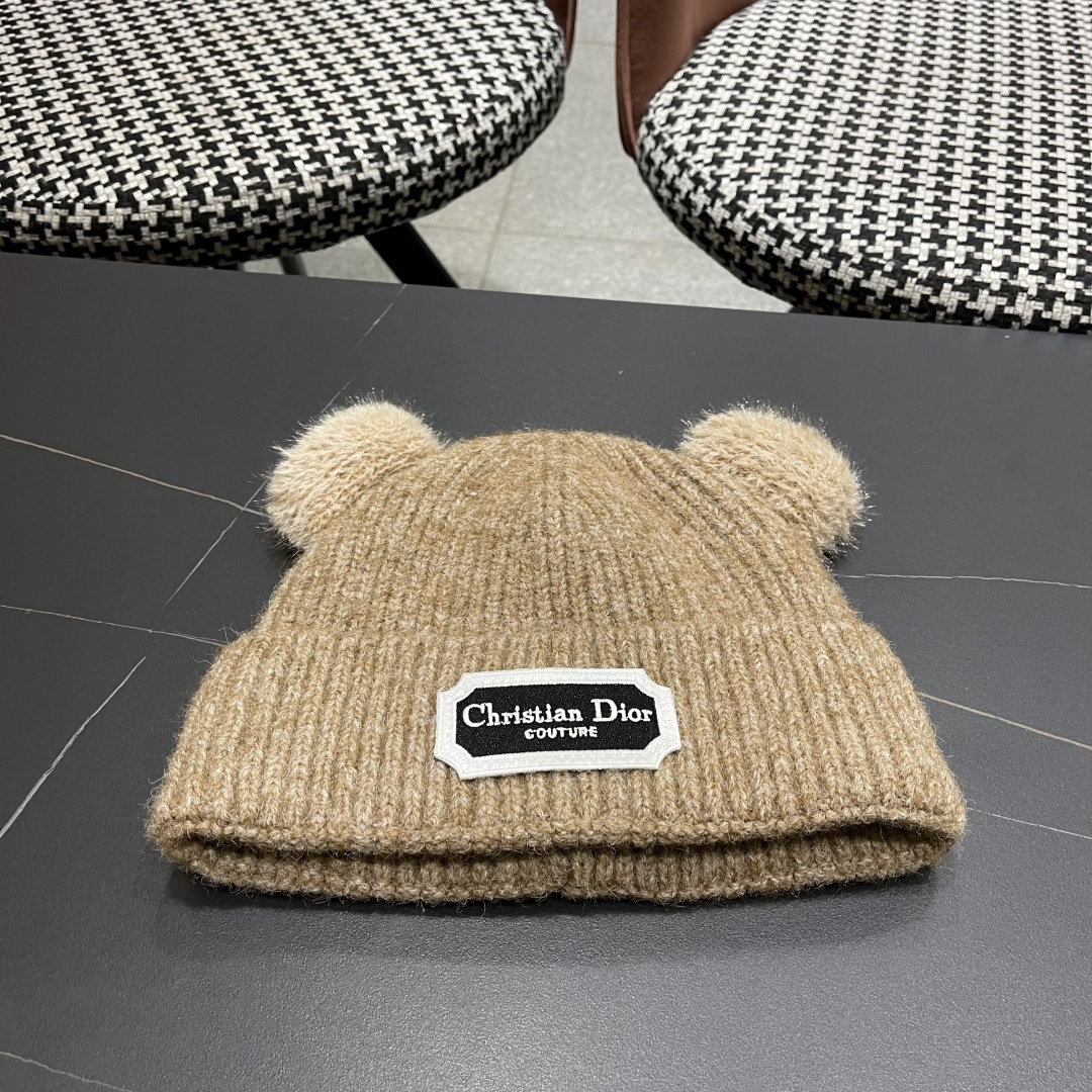  迪奥DlOR帽子女款秋冬可爱角毛绒季加厚保暖护耳
毛线帽日系显脸小针织帽