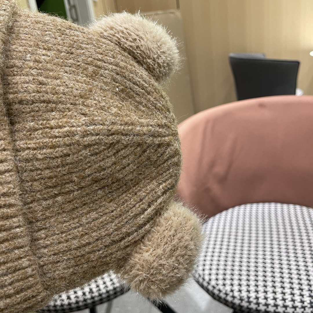  迪奥DlOR帽子女款秋冬可爱角毛绒季加厚保暖护耳
毛线帽日系显脸小针织帽