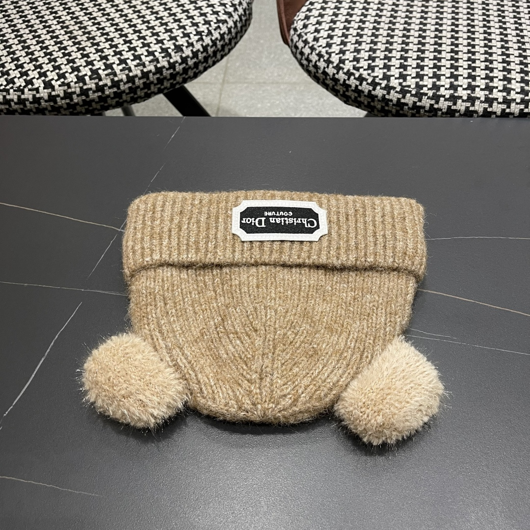  迪奥DlOR帽子女款秋冬可爱角毛绒季加厚保暖护耳
毛线帽日系显脸小针织帽