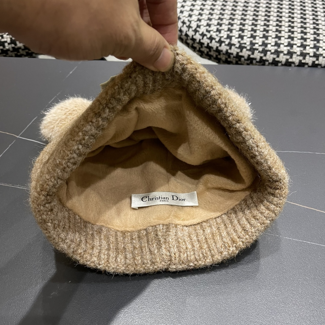  迪奥DlOR帽子女款秋冬可爱角毛绒季加厚保暖护耳
毛线帽日系显脸小针织帽