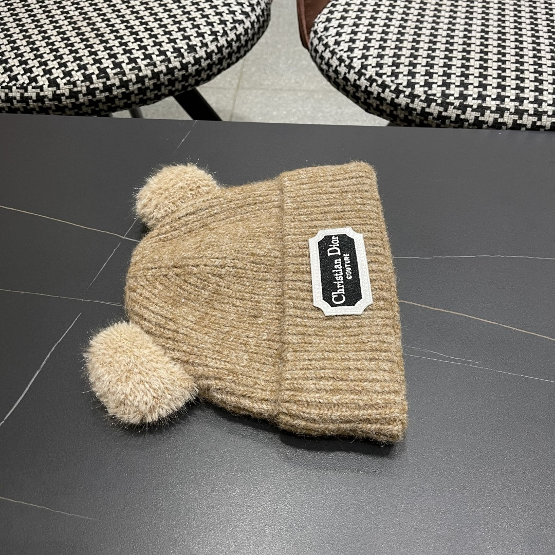  迪奥DlOR帽子女款秋冬可爱角毛绒季加厚保暖护耳
毛线帽日系显脸小针织帽