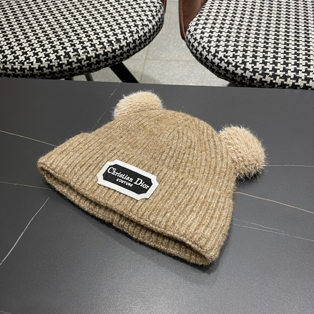  迪奥DlOR帽子女款秋冬可爱角毛绒季加厚保暖护耳
毛线帽日系显脸小针织帽