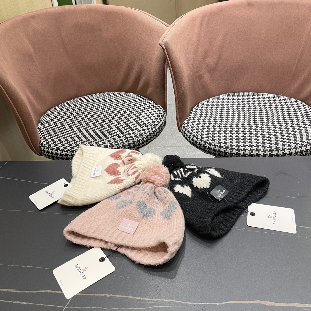  蒙口MONCLER 25秋季新品韩系费尔岛风复古爱心毛球护耳针织包头毛线帽冷帽甜美