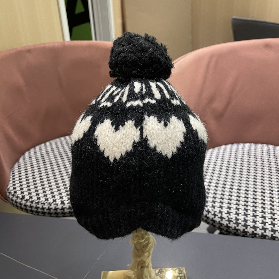  蒙口MONCLER 25秋季新品韩系费尔岛风复古爱心毛球护耳针织包头毛线帽冷帽甜美