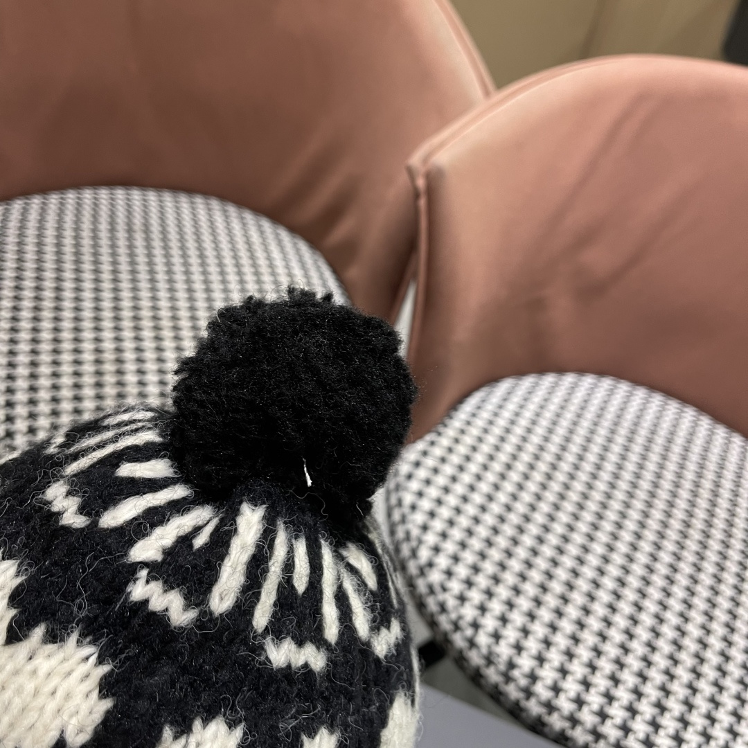  蒙口MONCLER 25秋季新品韩系费尔岛风复古爱心毛球护耳针织包头毛线帽冷帽甜美