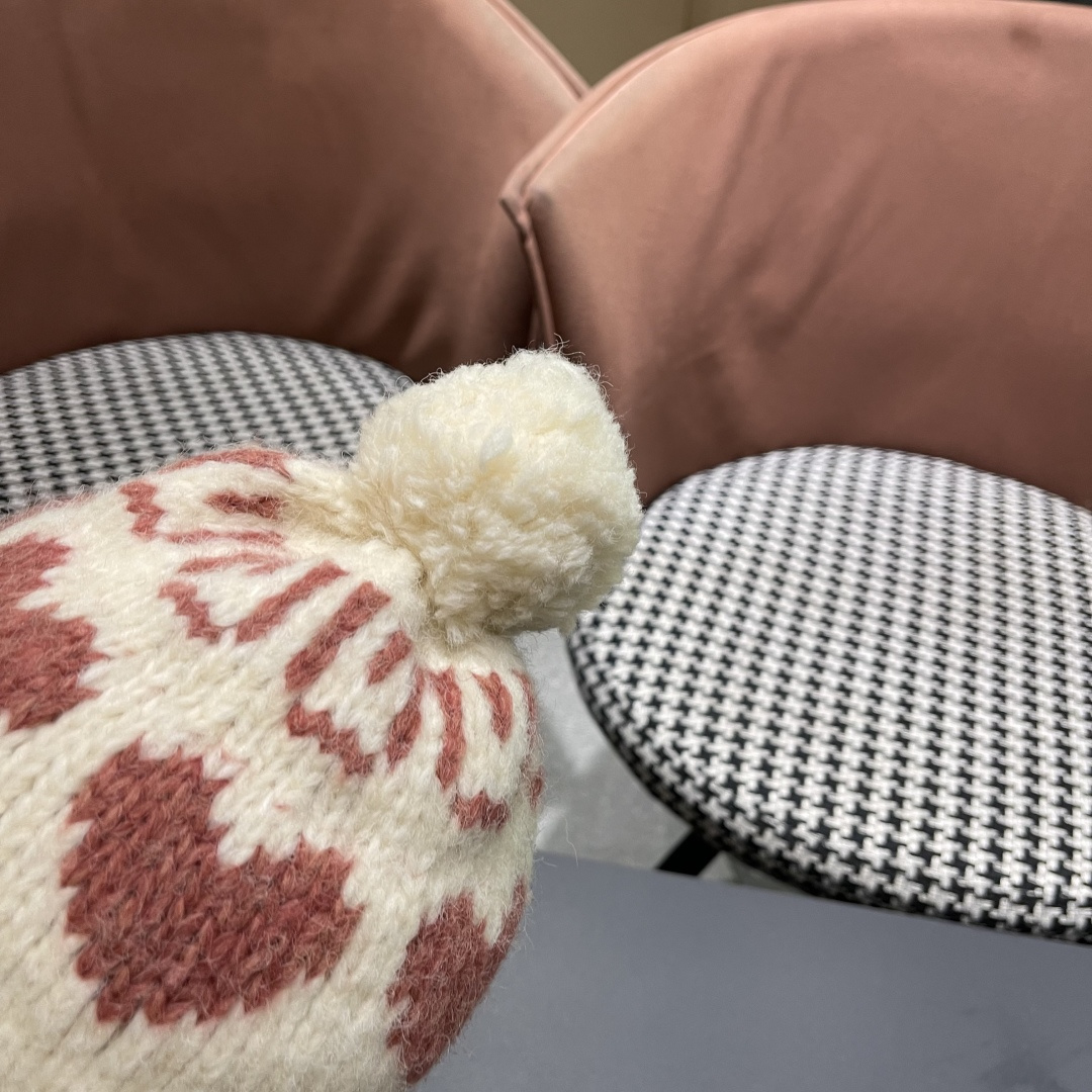  蒙口MONCLER 25秋季新品韩系费尔岛风复古爱心毛球护耳针织包头毛线帽冷帽甜美