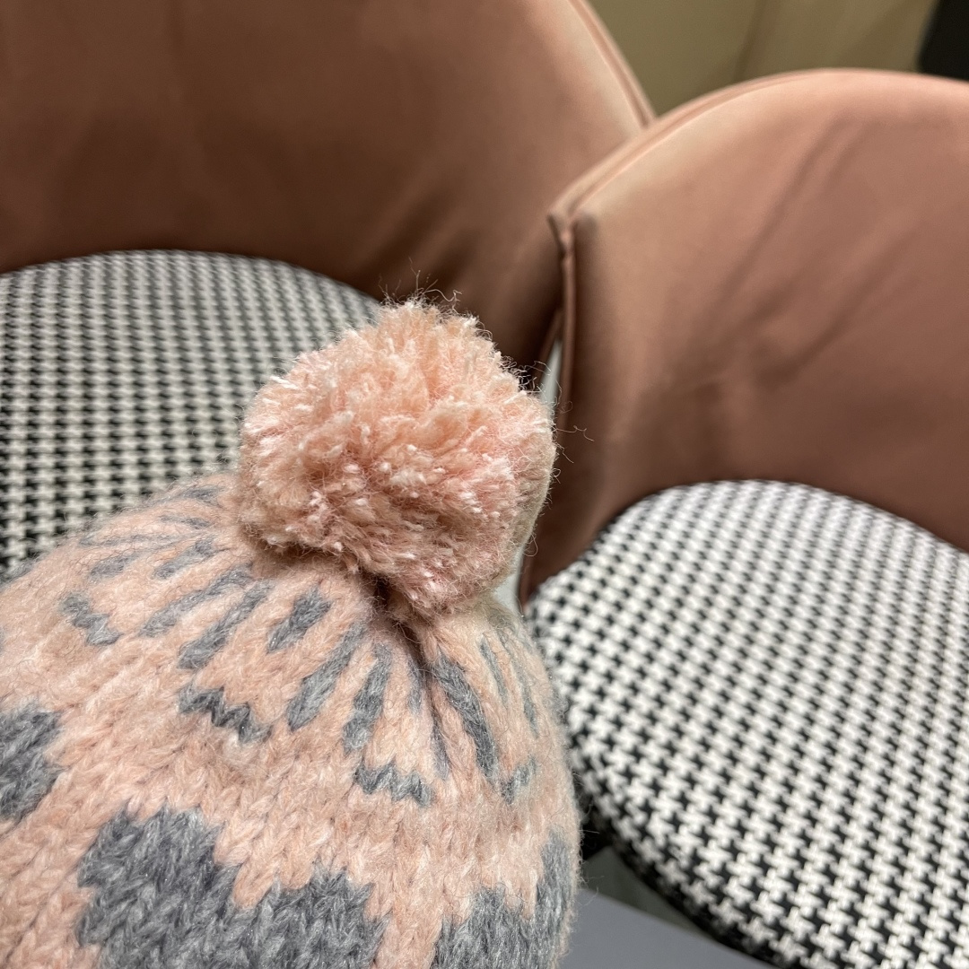  蒙口MONCLER 25秋季新品韩系费尔岛风复古爱心毛球护耳针织包头毛线帽冷帽甜美