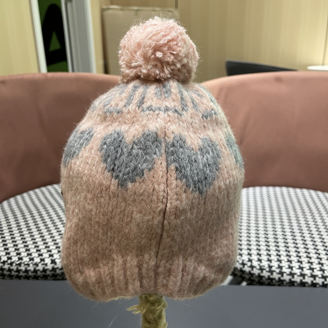  蒙口MONCLER 25秋季新品韩系费尔岛风复古爱心毛球护耳针织包头毛线帽冷帽甜美