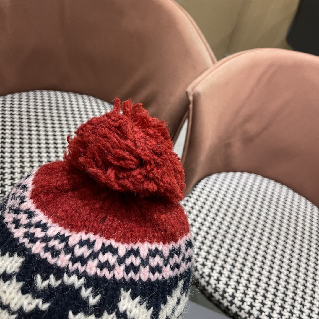  蒙口MONCLER 复古提花保暖针织帽子女2025秋冬季休闲百搭防寒护耳包头帽显脸小