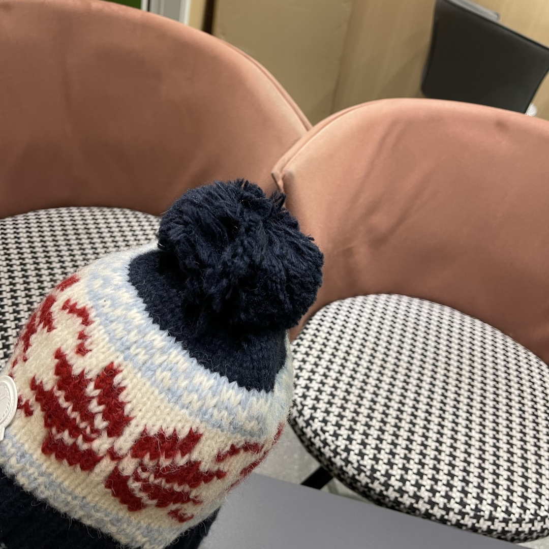  蒙口MONCLER 复古提花保暖针织帽子女2025秋冬季休闲百搭防寒护耳包头帽显脸小