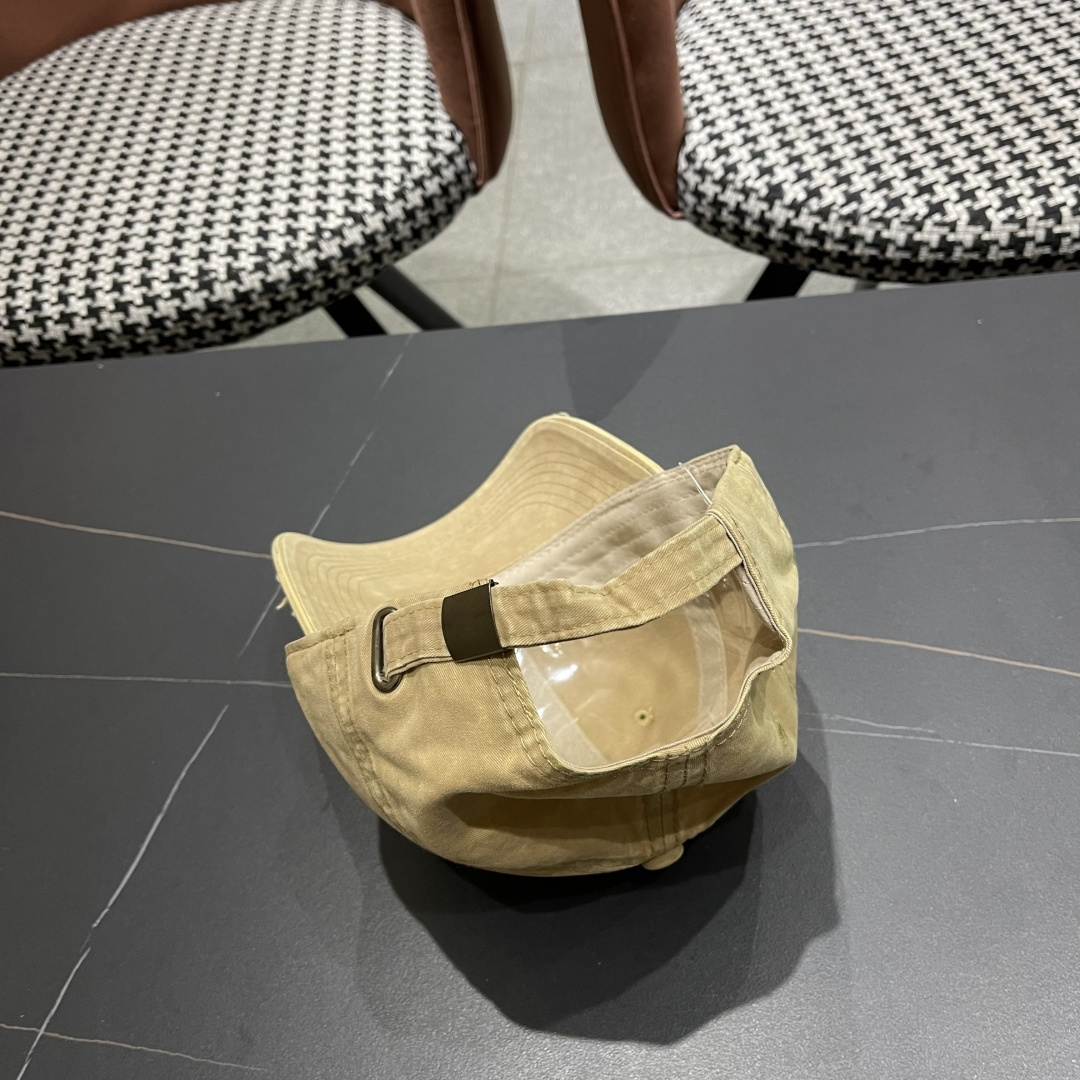  【普拉达】2025新款小破洞棒球帽，专柜同步出货，大牌款超好搭配，赶紧入手！