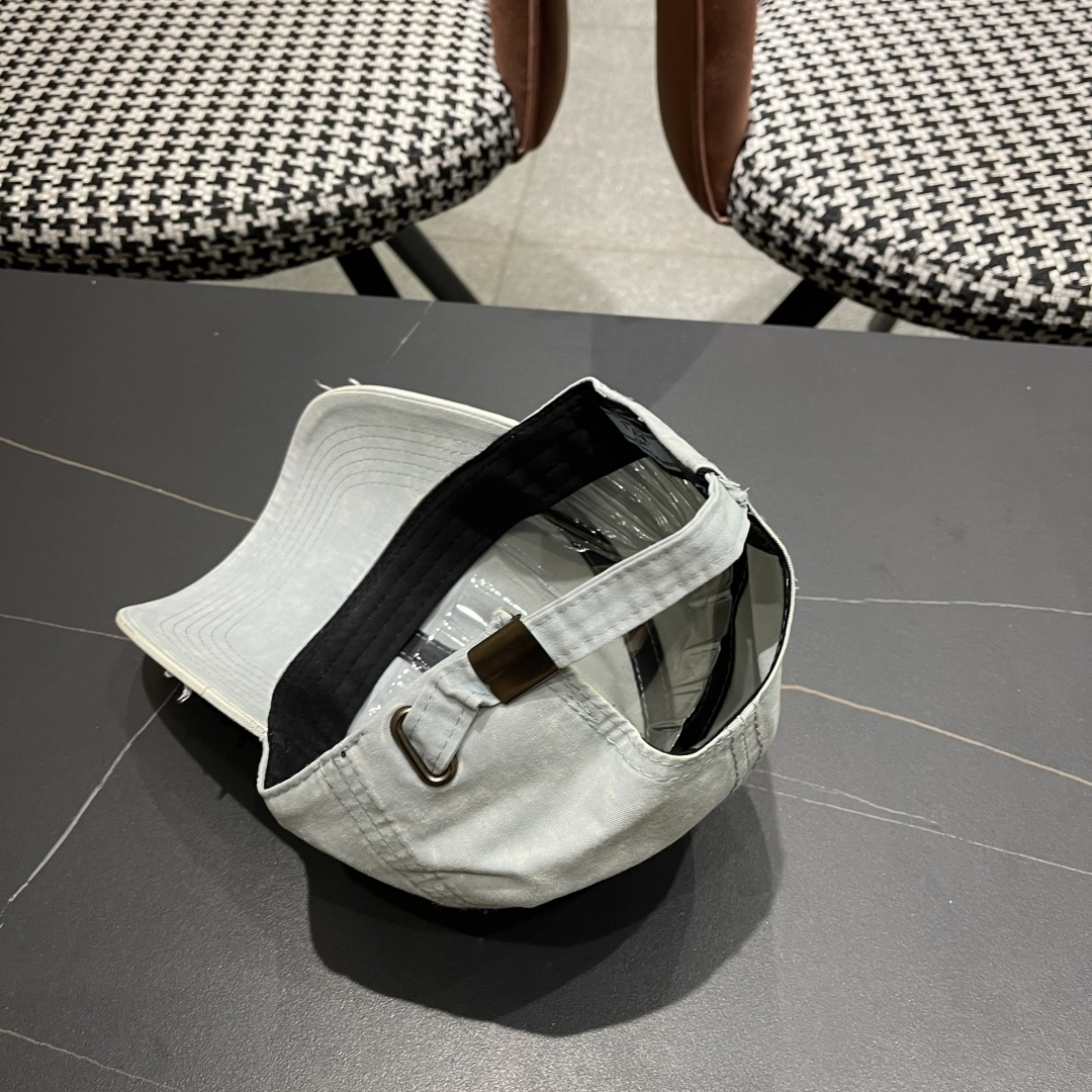  【普拉达】2025新款小破洞棒球帽，专柜同步出货，大牌款超好搭配，赶紧入手！