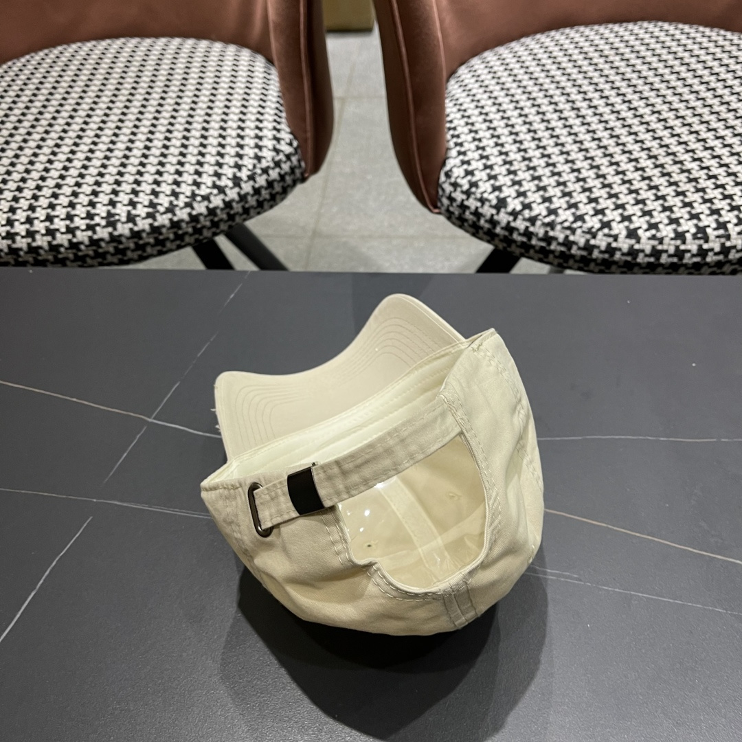  【普拉达】2025新款小破洞棒球帽，专柜同步出货，大牌款超好搭配，赶紧入手！