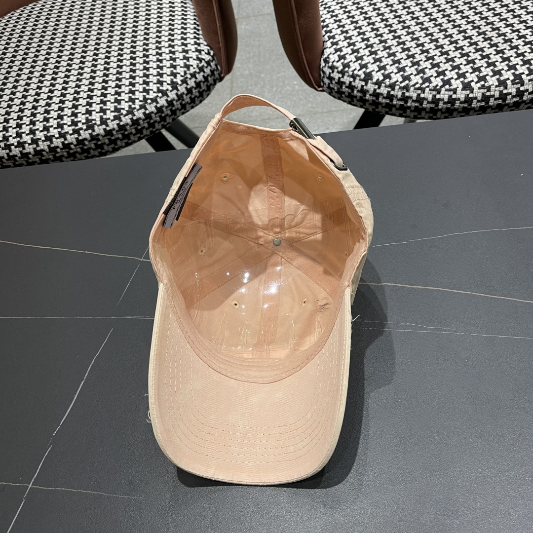  【普拉达】2025新款小破洞棒球帽，专柜同步出货，大牌款超好搭配，赶紧入手！
