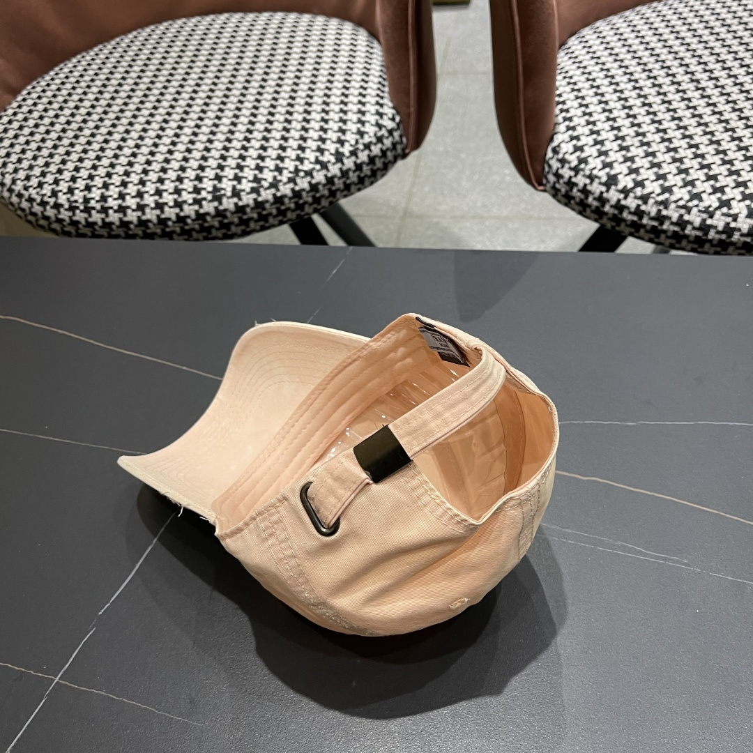 【普拉达】2025新款小破洞棒球帽，专柜同步出货，大牌款超好搭配，赶紧入手！
