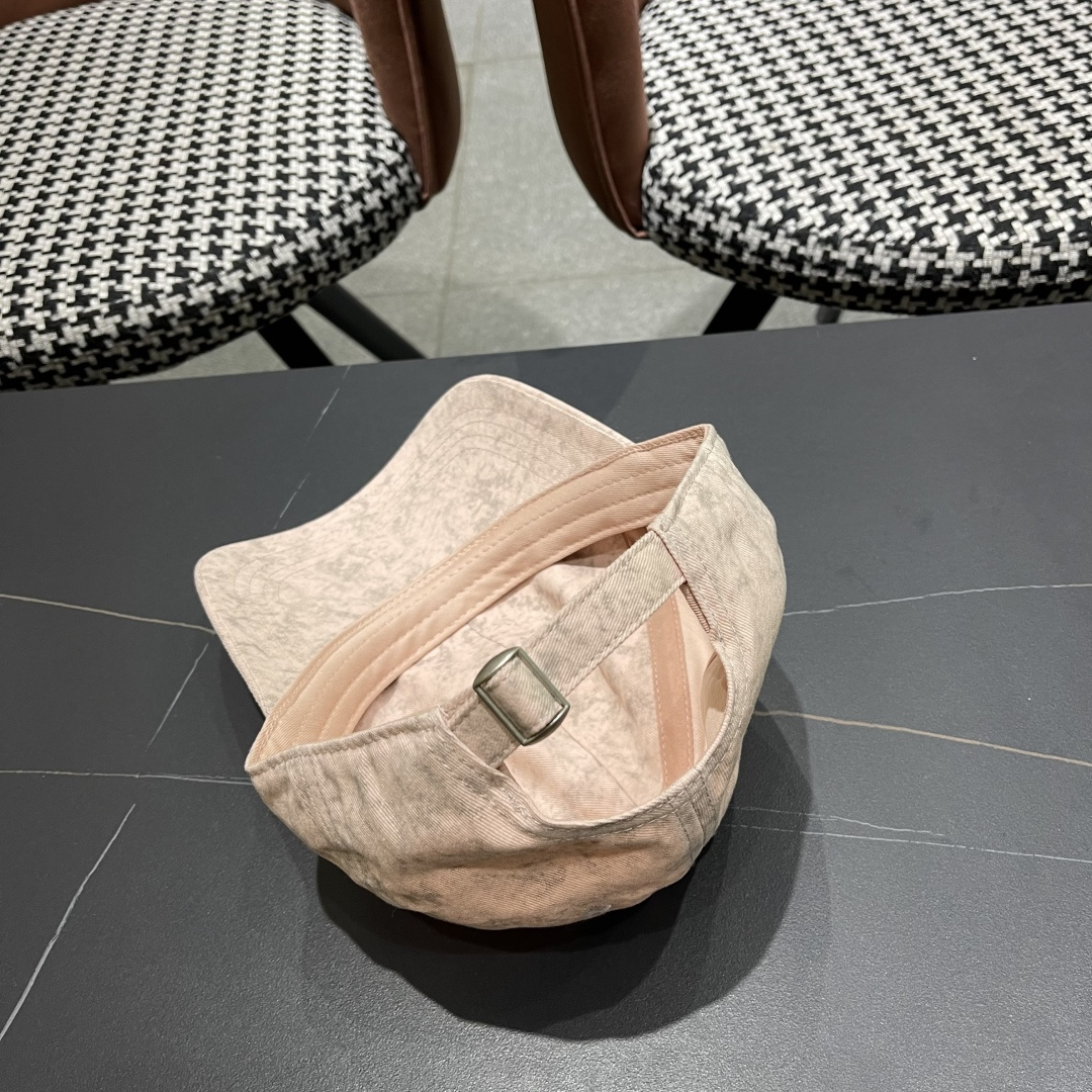  LV路易威登新款棒球帽,火爆技术升级，洗水风街头风十足
更符合现在时尚小哥哥小姐姐的style，机场街