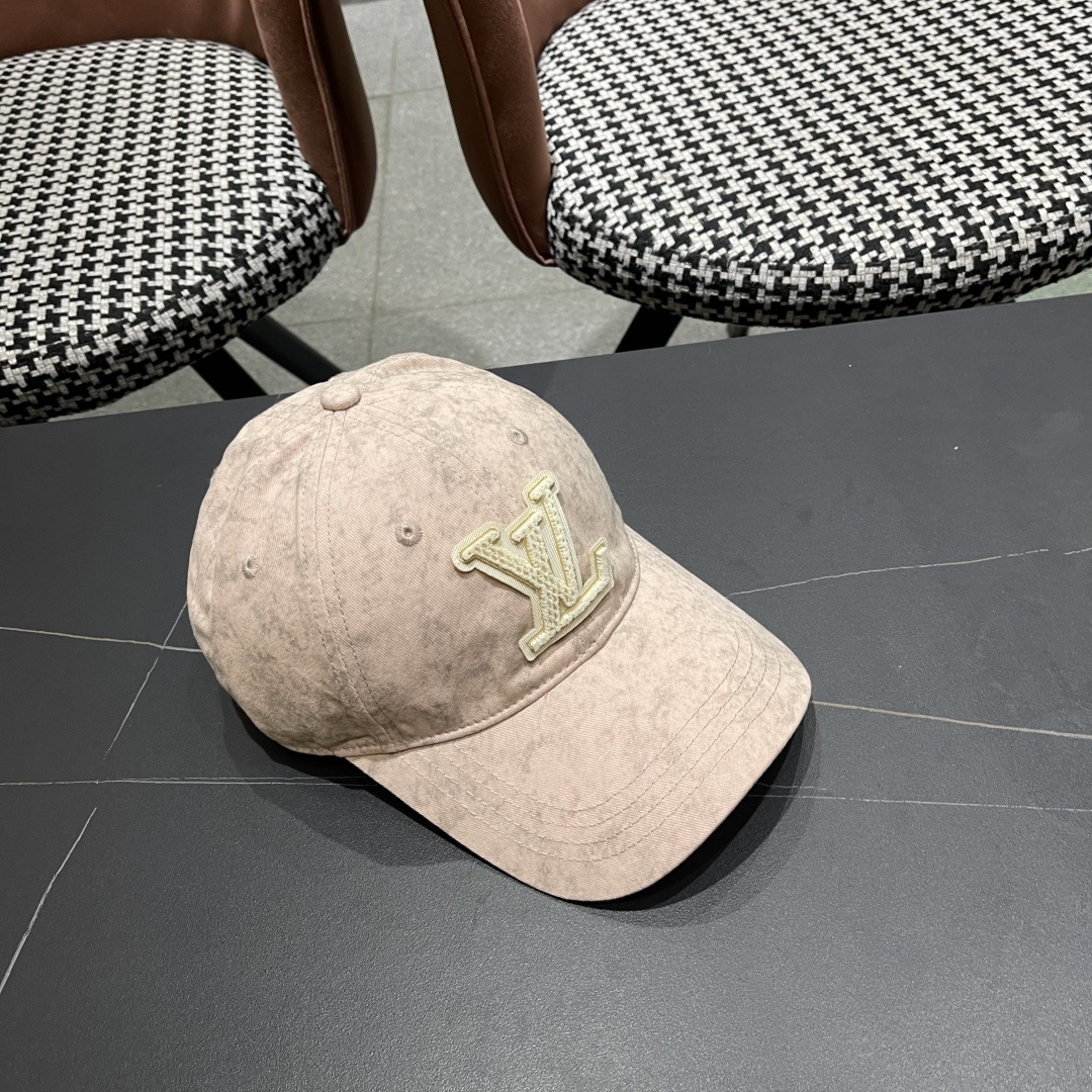  LV路易威登新款棒球帽,火爆技术升级，洗水风街头风十足
更符合现在时尚小哥哥小姐姐的style，机场街