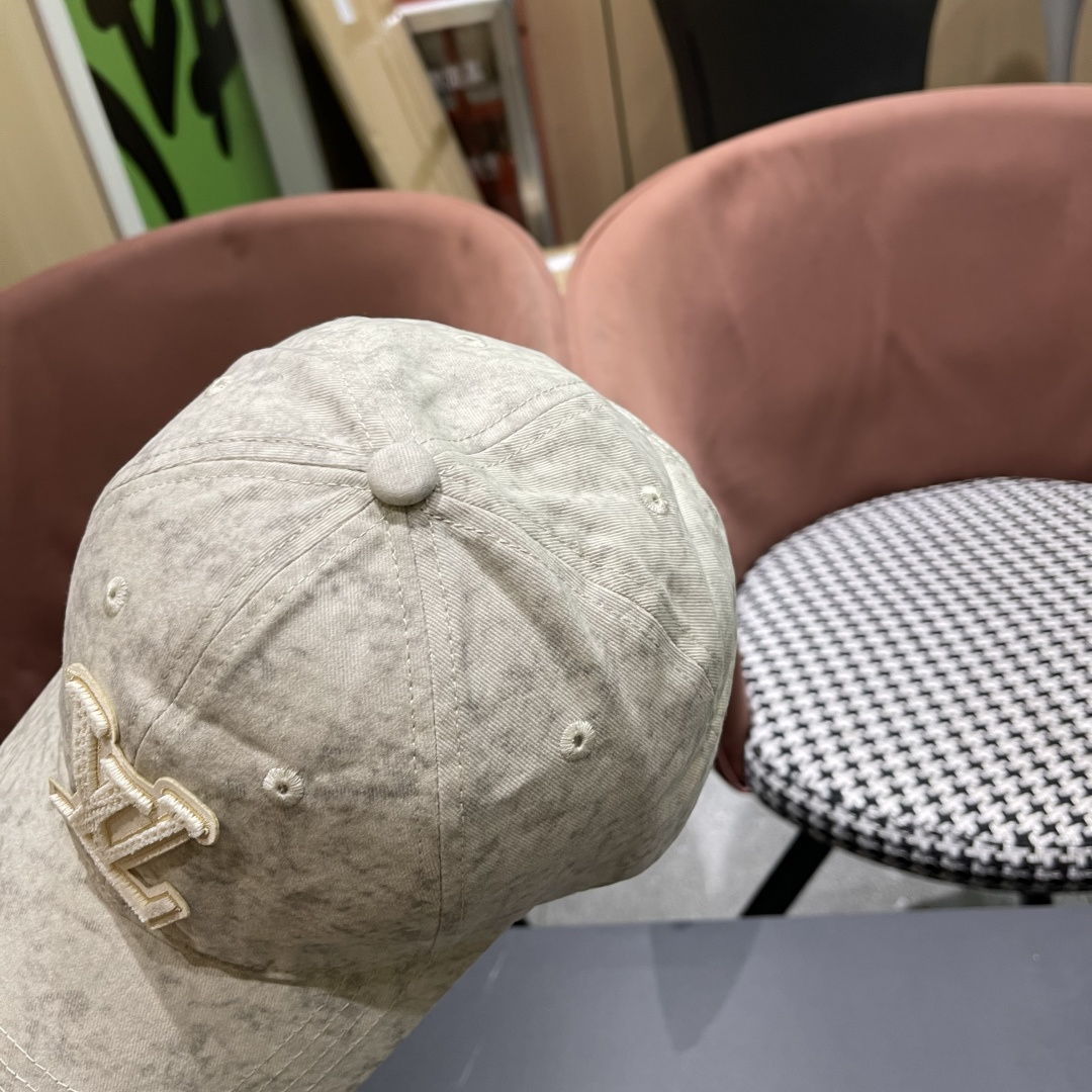  LV路易威登新款棒球帽,火爆技术升级，洗水风街头风十足
更符合现在时尚小哥哥小姐姐的style，机场街