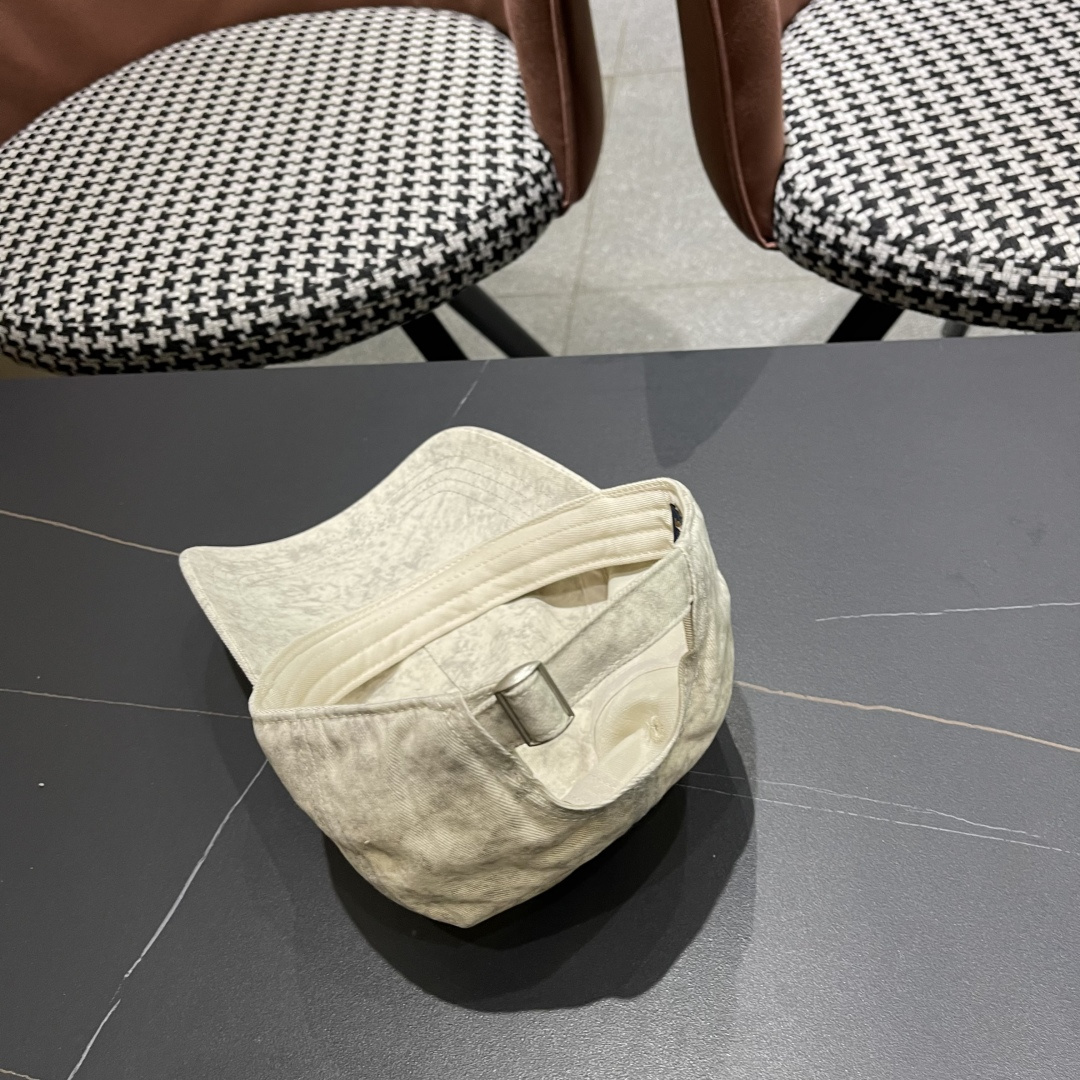  LV路易威登新款棒球帽,火爆技术升级，洗水风街头风十足
更符合现在时尚小哥哥小姐姐的style，机场街