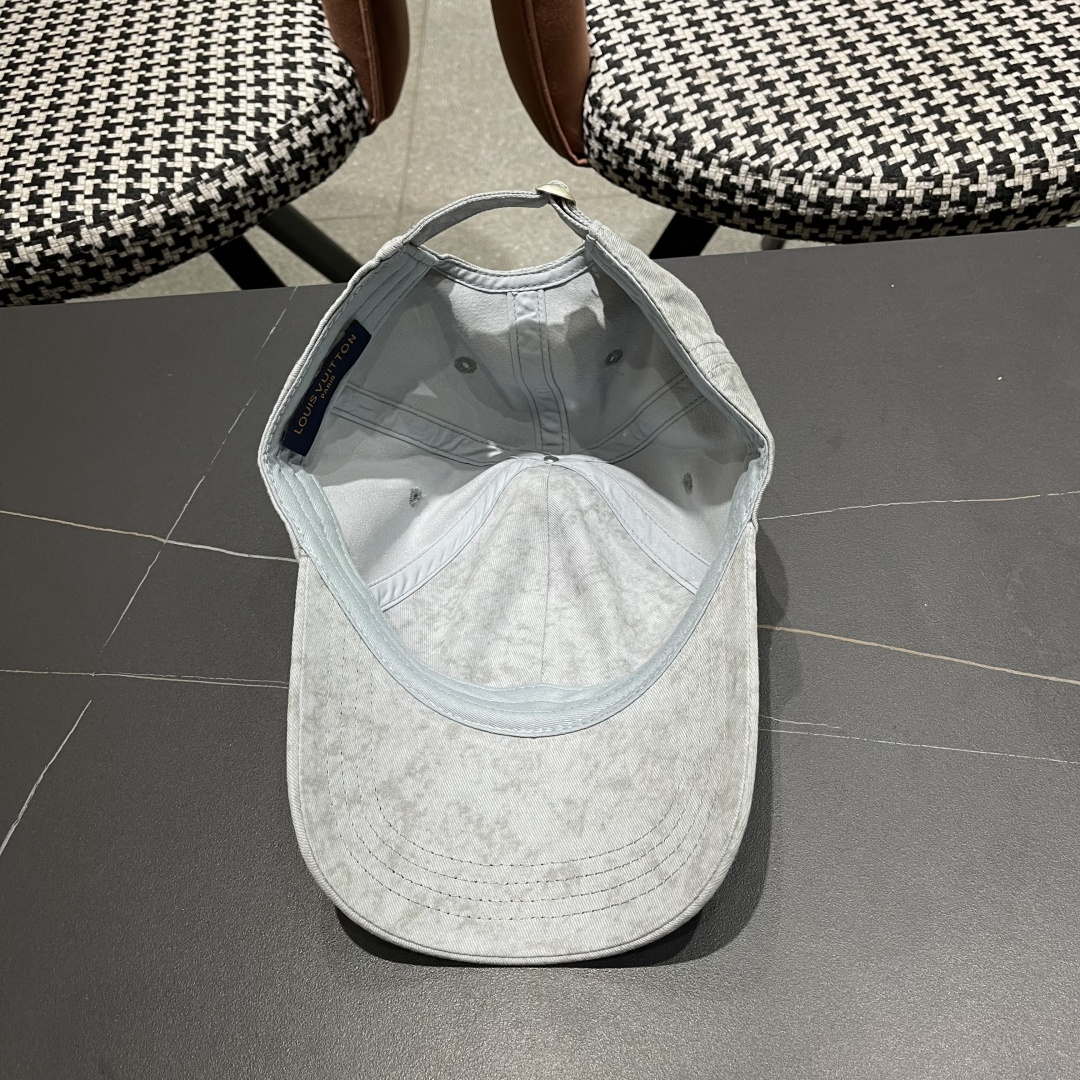  LV路易威登新款棒球帽,火爆技术升级，洗水风街头风十足
更符合现在时尚小哥哥小姐姐的style，机场街