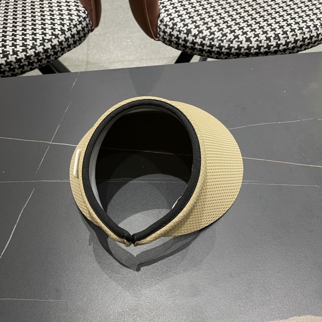  谬谬miumiu夏季新款韩系透气百搭简约遮阳帽防晒空顶时尚户
外出游太阳帽子女