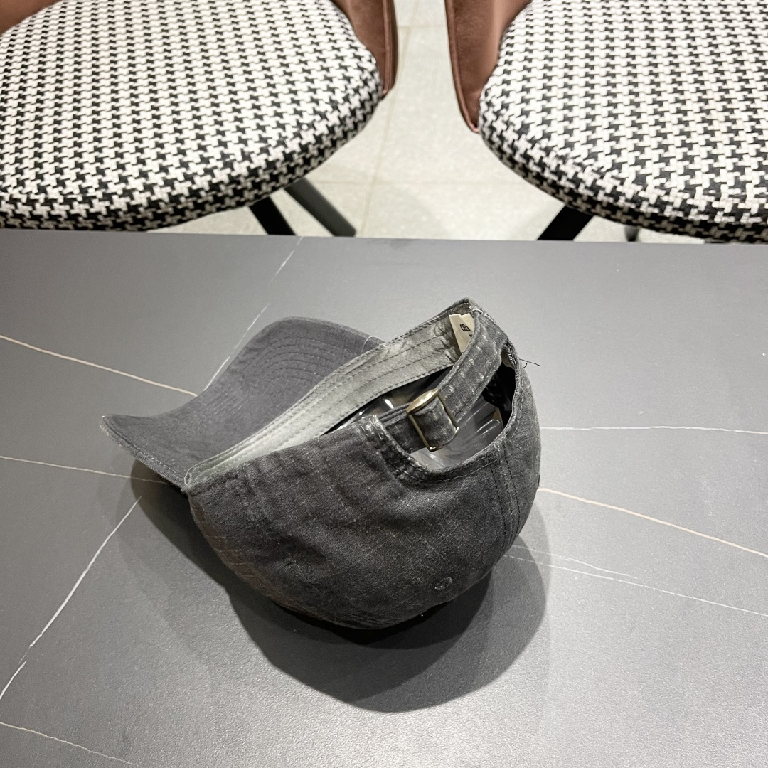 💛赛琳 CELINE 2025春款棒球帽🧢 🔥新款棒球帽🧢，出街必备超好搭配，赶紧入手！