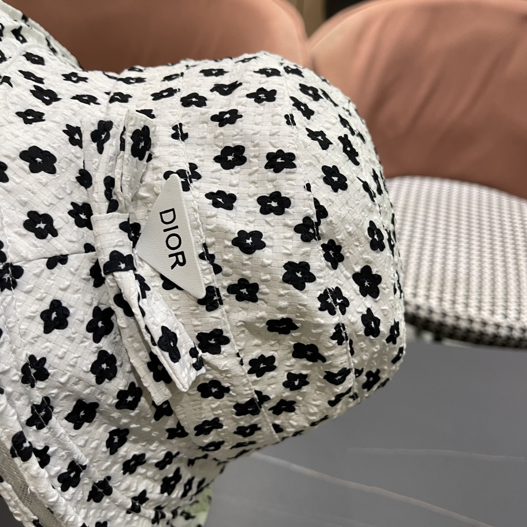  迪奥 2025新款可爱碎花女士渔夫帽夏季百搭大头围防紫外
线遮阳帽子显脸小盆帽秋