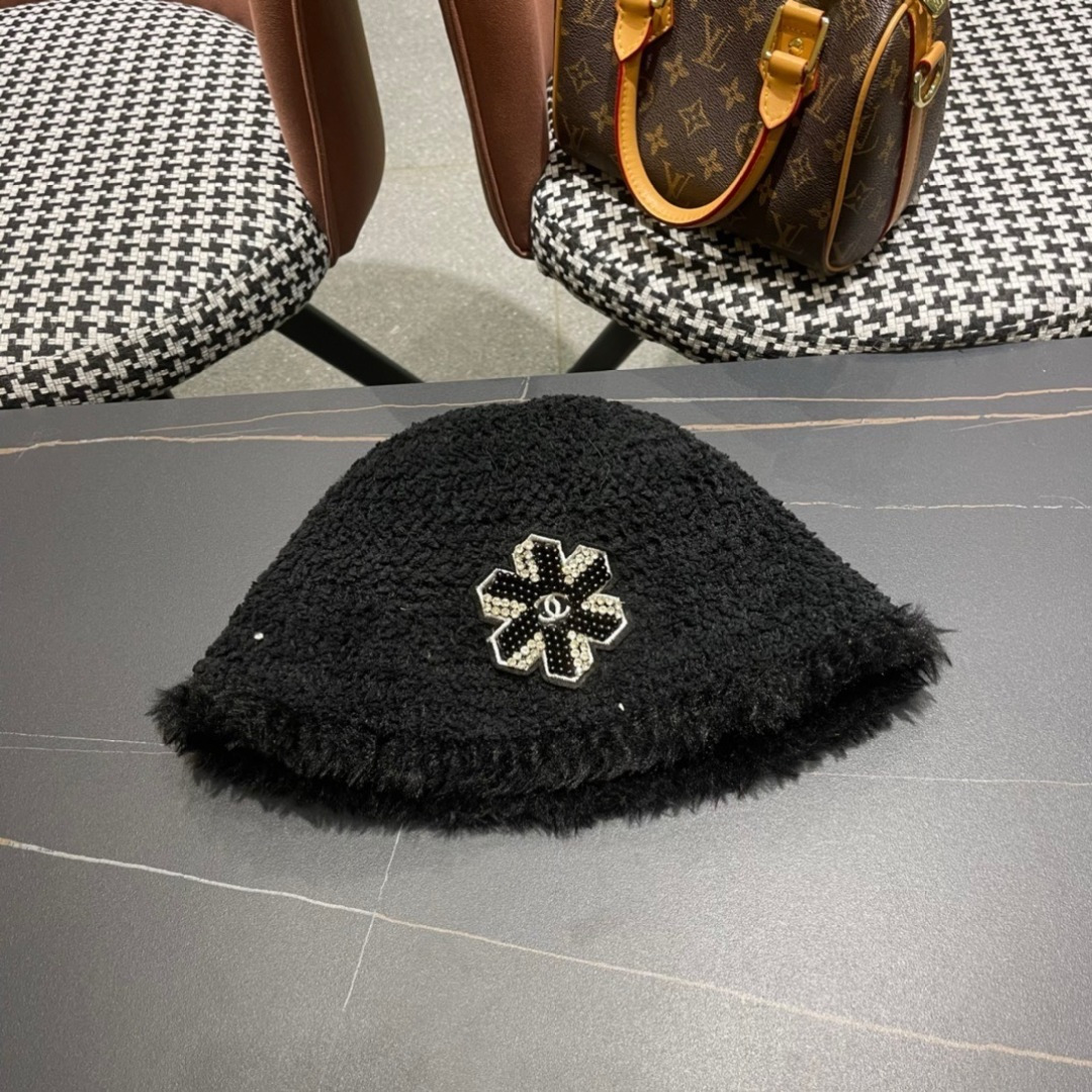  香奈儿 Chanel🤎2025秋冬渔夫帽
微A帽型 巨显脸小〰️
随便戴都很好看🤩🤩
想要酷点选黑色〰